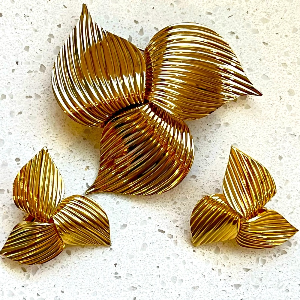1969 Vintage Sarah Coventry brooch and earring set gold-tone